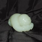 Antiker liegender Knabe in Jade